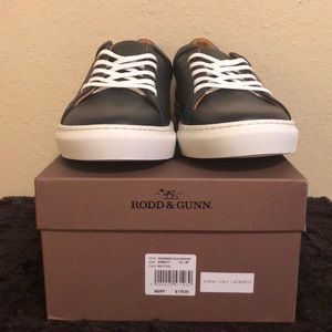 Men’s navy dress sneaker